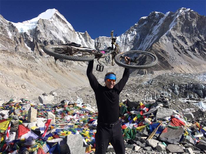 El atleta de Alpina Watches y Embajador de la Marca Patrick Sweeney en el Monte Everest