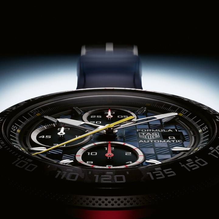 Nuevos cronógrafos en vibrantes colores se unen a la colección TAG Heuer Fórmula 1. El bisel taquimétrico, resaltado por un anillo de color que lo distingue de la caja, está inspirado en la ingeniería de alta precisión de la F1.