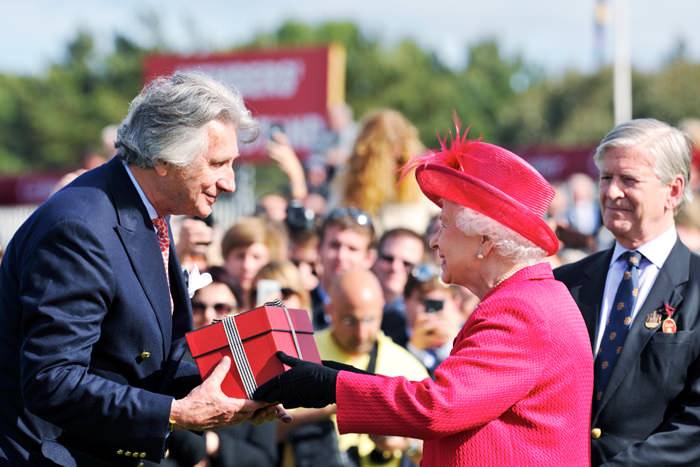 La Reina haciendo entrega del Premio al Sr Arnaud M. Bamberger 
