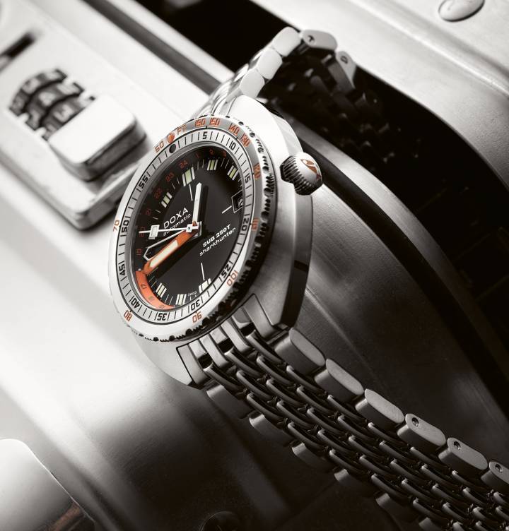 Horas, minutos, segundos, una ventana de fecha a las 3 en punto y función GMT lista para viajar, el nuevo SUB 250T GMT lo reúne todo en una nueva caja de 40 mm, con 18 nuevas referencias que ahora se suman a la línea permanente SUB, incluida, por primera vez en la marca, una edición especial vintage Sharkhunter con una esfera degradada.
