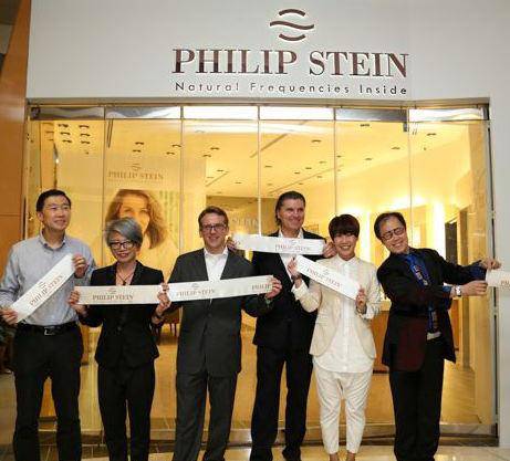 Will Stein, fundador y Presidente del Philip Stein Group (tercero por la derecha), celebrando la apertura de la tienda con amigos de la marca