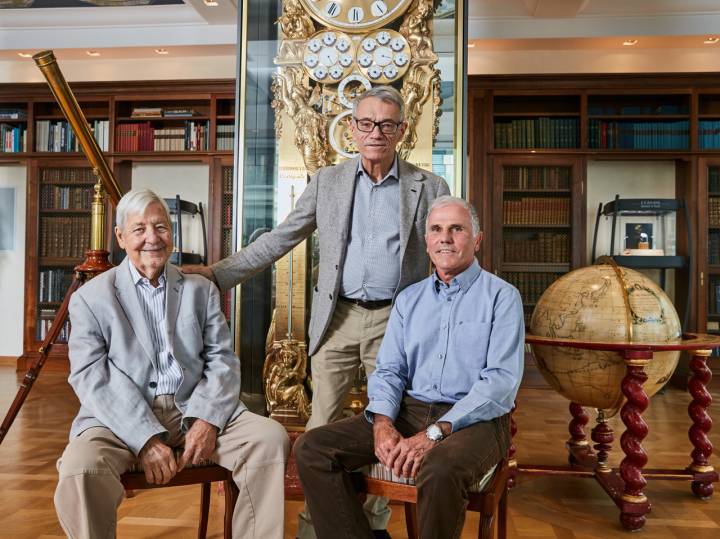 Roland Tille (izquierda), Helmut Crott (centro) y René Baeriswyl (derecha), en el vestíbulo de la Manufacture F.P. Journe en Ginebra.