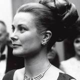 En una recepción en Filadelfia, ella llevaba un collar de Cartier de platino y diamantes, que recibió como regalo de boda en 1956.