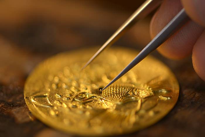 Un Artesano de Cartier trabajando en el Panther con Granulation Dial © Cartier