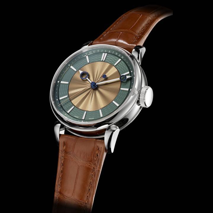 El nuevo reloj de pulsera 28SC encapsula a la perfección la filosofía de Kari Voutilainen. La esfera de dos tonos está hecha de plata y mecanizado a mano. Los numerales de las horas están hechos de oro y su acabado se puede personalizar. Edición limitada de 12 relojes. 