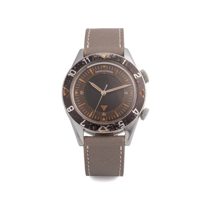 LOT 23 es el codiciado reloj Jeager Le Coultre Deep Sea, referencia E857, con un valor estimado entre CHF 20,000-30,000. Este reloj específico ha sido enviado a la subasta por su propietario original y los expertos lo consideran una de las referencias de relojes deportivos suizos más fascinantes para coleccionar. Su rareza solo se suma a su encanto; el reloj solo se fabricó durante tres años, de 1959 a 1962, y en lotes limitados.