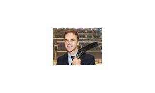 Graham ficha como nuevo embajador al jugador de hockey Luc Robitaille