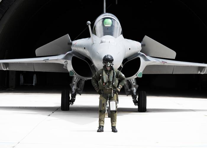 Un piloto de rafale llevando un reloj BR 03 de Bell & Ross