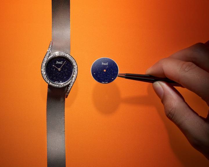 La colección Limelight Gala de Piaget se inspira en la década de 1970, cuando la marca comenzó a crear relojes de joyería con asas extendidas. Aquí se muestra el nuevo Limelight Gala Aventurine, cuya caja de oro blanco de 32 mm está adornada con remolinos de 62 diamantes. 
