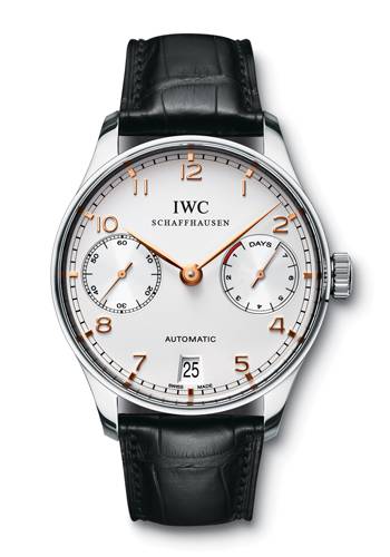 Feng Xiaogang recibiendo una clásica pieza de IWC Schaffhausen un Portuguese Automatic (Ref. IW500114) en acero inoxidable, con el grabado «For the Love of Cinema» en el reverso.