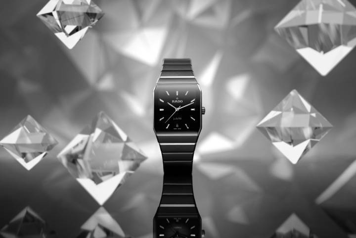 El modelo DiaStar Anatom presenta un reloj pasado de moda en 1983 que se distingue por su forma ergonómica en armonía con el poignet.