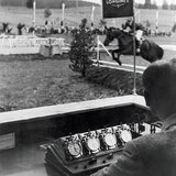 Longines ha sido socio en deportes ecuestres desde 1912. Cronometraje de Longines en un espectáculo ecuestre en La Chaux-de-Fonds en 1955.