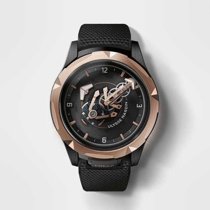 Inspirado en el primer Freak, el Freak One de 44 mm con caja de titanio con revestimiento DLC negro y bisel de oro rosa encarna el icónico reloj Ulysse Nardin y el centro de gravedad de la Manufactura, que ahora afirma su nueva independencia.