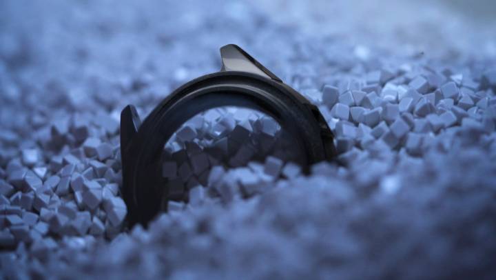  PULIDO - Los componentes destinados a un brillo excepcional se sumergen en un baño de diminutos fragmentos de cerámica que vibran a alta frecuencia.