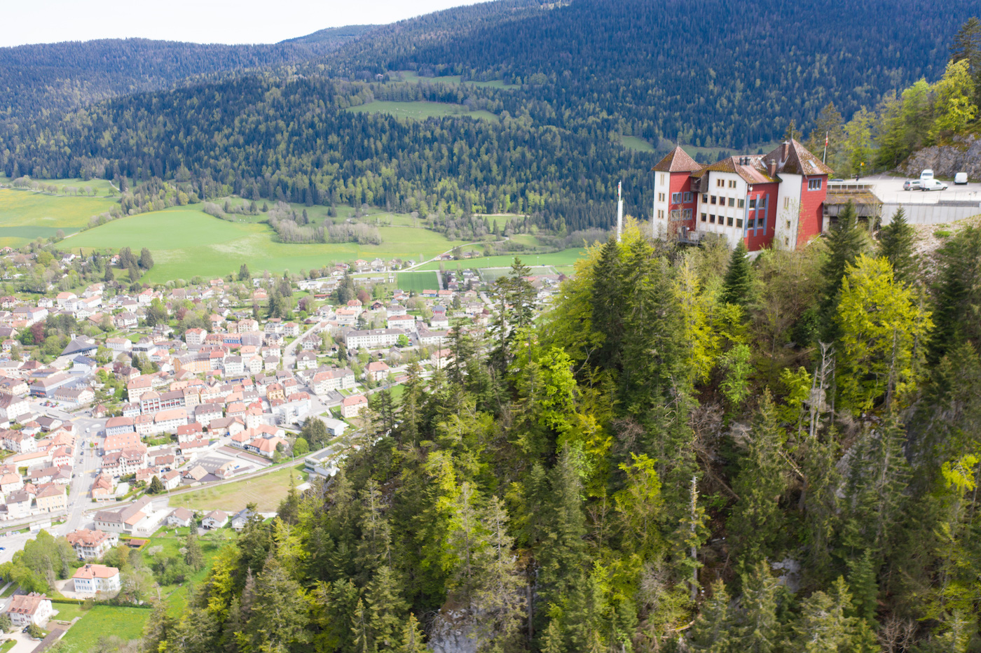 Kari Voutilainen set up shop in the former «Chapeau de Napoléon» hotel-restaurant overlooking the Val-de-Travers on 1 June 2021.