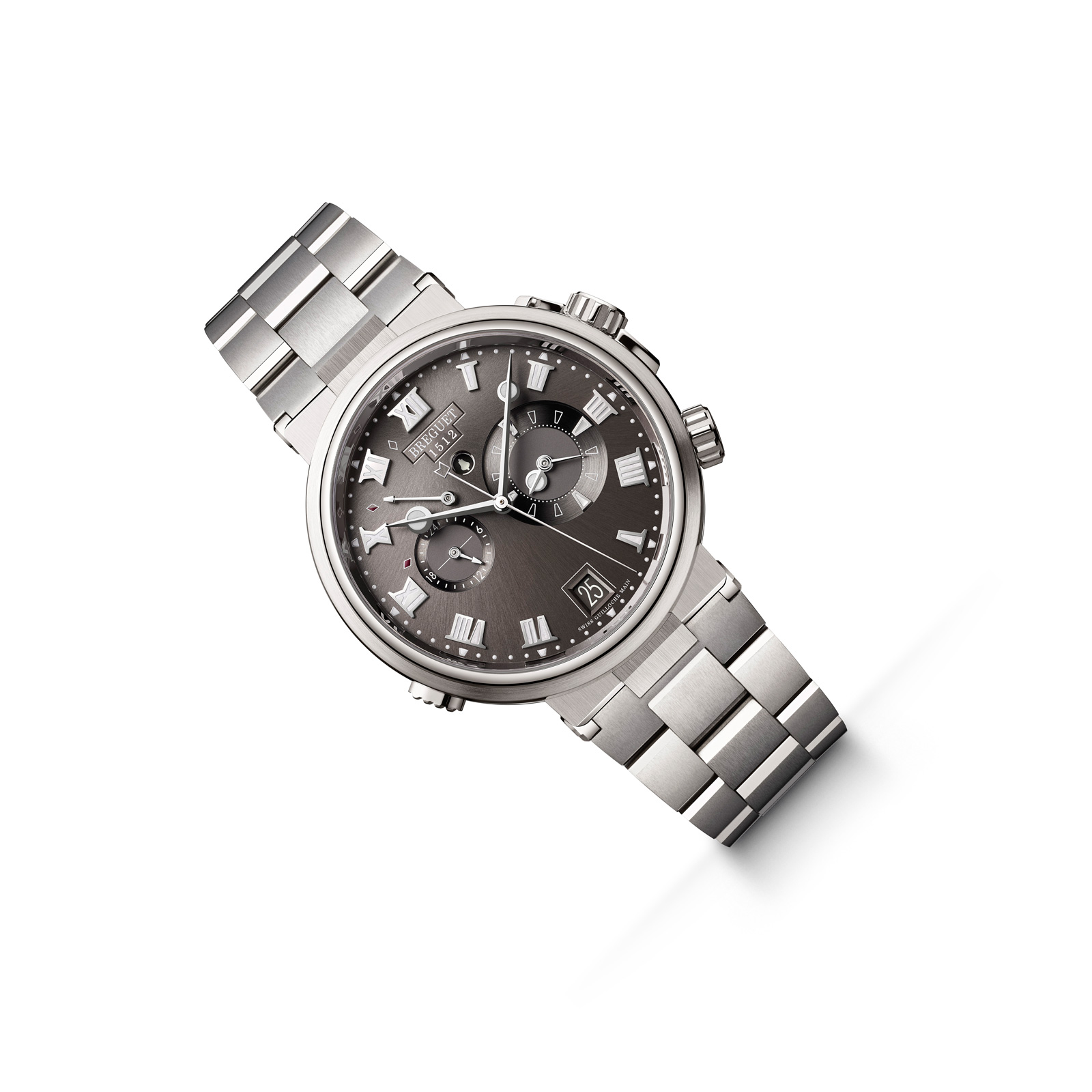La Marine Alarme Musicale 5547 est équipée du calibre 519F/1 à remontage automatique composé de 376 pièces. En raison de l’énergie nécessaire pour faire résonner l’alarme, le calibre dispose de deux barillets – un pour le mouvement de la montre et l’autre pour la fonction réveil. Les deux se remontent simultanément lors du remontage automatique, et en série lors du remontage manuel.Le calibre permet l’affichage d’un second fuseau horaire ainsi que de la date, réglable dans les deux sens, sans modifier l’heure de référence ni l’alarme.