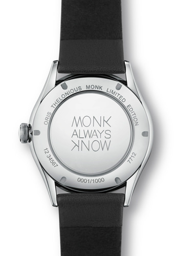 El grabado del reverso de la caja del Oris Thelonious Monk Limited Edition está inspirado en las letras de su anillo hecho a medida.