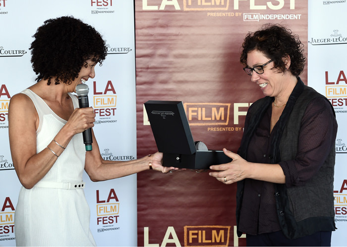 Stephanie Allain entregando a Lisa Cholodenko el Premio Jaeger-LeCoultre «Glory to the Filmmaker» 2014