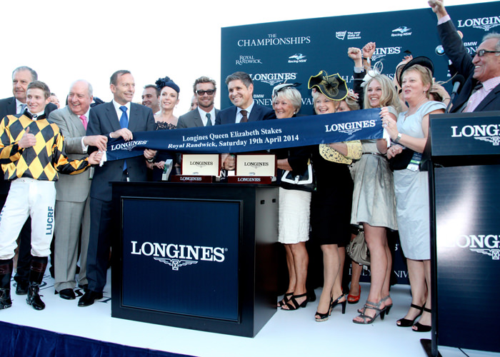 Entrega de premios de Longines Queen Elizabeth Stakes con Simon Baker, Ambassador of Elegance de Longines y Juan-Carlos Capelli, Vice Presidente y Director de Marketing Internacional