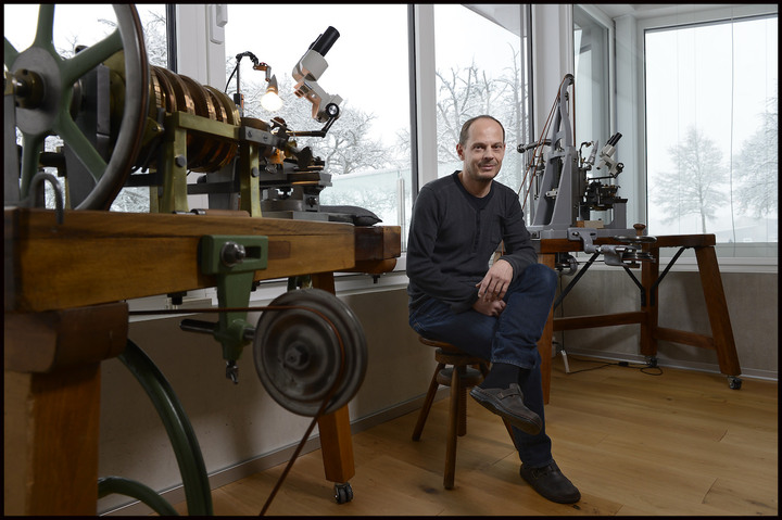 Yann von Kaenel entre un motor de rosa tradicional (primer plano) y un motor de línea recta