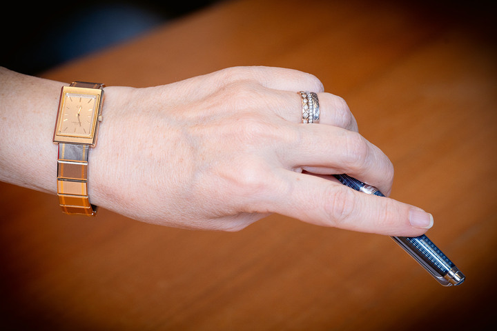 Caran d'Ache también ha producido ocasionalmente relojes especiales, como el que lleva Carole Hubscher.