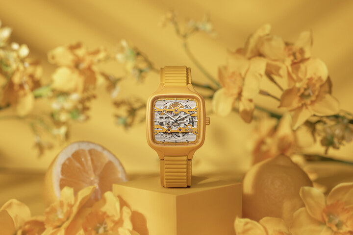 Modelo True Square Skeleton. Boîtier et couronne en céramique haute technologie jaune mate, construcción monobloque. La cerámica de alta tecnología es una sustancia ligera que resiste los rayos y ofrece un toque único.