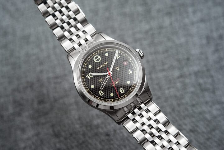 El Typsim TimeTraveler es un reloj de viaje con doble huso horario y mecanismo patentado que modifica un calibre Sellita SW330-2, diseñado en colaboración con el relojero estadounidense Zach Smith, de Hours Precision. Este reloj ofrece dos zonas horarias que se leen en dos manecillas de 12 horas independientes. Precio: 2.100 dólares.