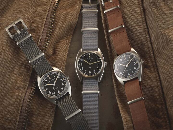 La línea Khaki Pilot Pioneer Mechanical es una reinterpretación del W10 producido para la Royal Air Force en la década de 1970. Habiendo suministrado a las Fuerzas Armadas de los EE. UU. En la década de 1940, Hamilton proporcionó relojes al Ejército Británico a fines de los años 60 y principios de los 70. Uno de los relojes más populares fue el W10, producido entre 1973 y 1976.