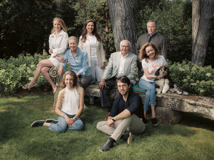 (De izquierda a derecha) Caroline-Marie, Katarina, Karin, Christine, Karl III, Karl-Fritz, Caroline y Karl-Friedrich Scheufele, representantes de la tercera, cuarta y quinta generaciones de la empresa internacional de relojería y joyería. Una historia de éxito que comenzó en el sur de Alemania a finales del siglo XIX.