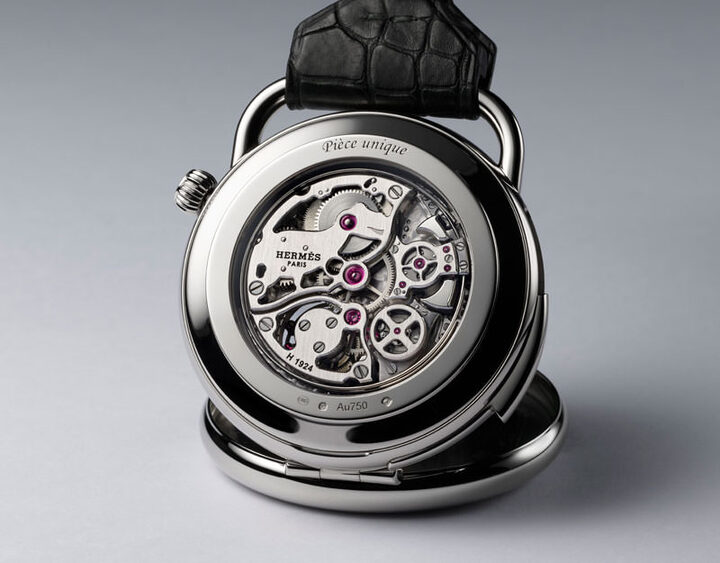 El movimiento repetidor de minutos tourbillon volante Hermès H1924 en su caja de oro blanco. 