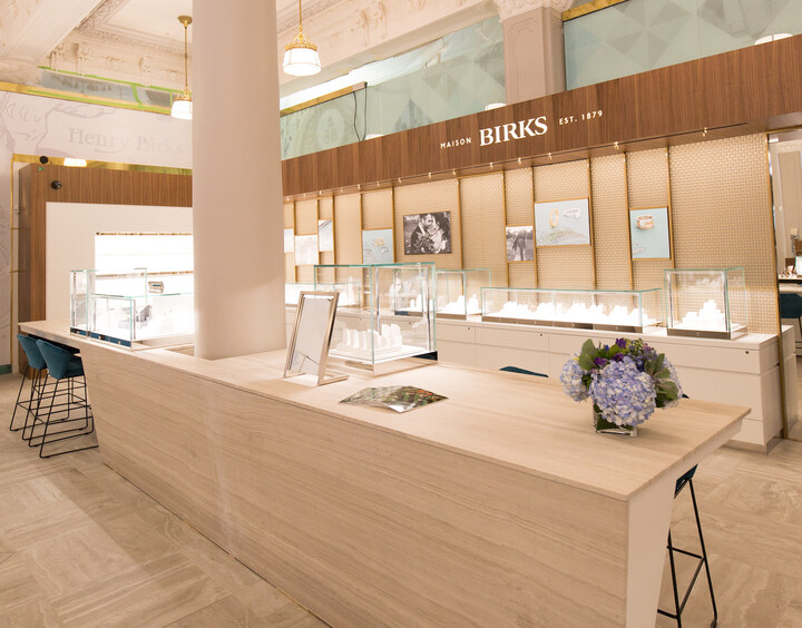 Varias marcas, por ejemplo Cartier y TAG Heuer, están disponibles para su compra en la plataforma de comercio electrónico del grupo. Birks Group también ha desarrollado una asociación con Crown & Caliber para el segmento de segunda mano.