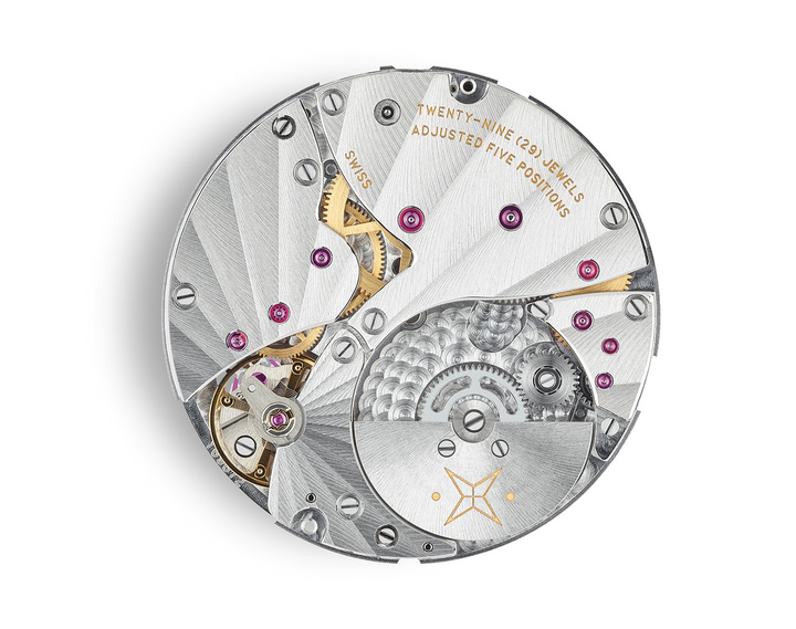 Microrotor extrafino (2,60 mm - 30 mm). El movimiento Seed VMF 5401 ofrece un diseño elegante y ordenado que destaca por sus proporciones armoniosas y su delicadeza. Situado en el cuerpo del mecanismo, su microrotor contribuye a su refinada estética.