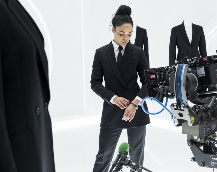 Agent M Tessa Thompson con un Hamilton Ventura en su muñeca