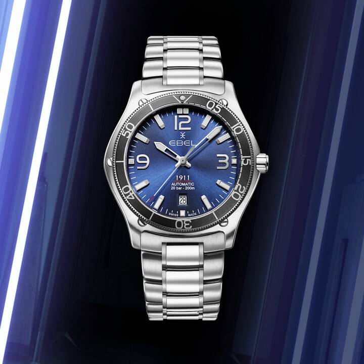 El nuevo Ebel 1911 Marine mide 42 mm de diámetro, tiene una esfera azul galvánica, un bisel giratorio unidireccional y una resistencia al agua de 200 metros. Está equipado con un movimiento automático Sellita SW300-1.