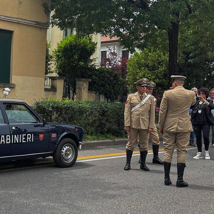 Los carabineros elegantes dejan el camino a los competidores... y posan gustosamente para las fotos.
