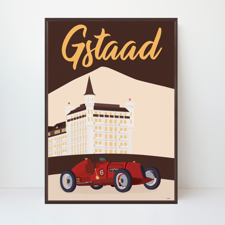 Palacio de Gstaad, Aniversario de Bentley: “Inspirada en los anuncios de chocolate Belle Epoque y haciendo referencia al movimiento Art Déco mediante el uso de bloques de color y una fuerte composición visual, esta obra es una pieza única dentro de la colección. Representa el Palacio de Gstaad, un faro de refinada hospitalidad desde su creación en 1913, que siempre ha recibido a huéspedes distinguidos de todo el mundo, junto con el icónico monoplaza Bentley Pacey-Hassan de 1936. Este elegante vehículo dominó las carreras más disputadas de su época, alcanzando velocidades de hasta 205 kilómetros/hora. Su color rojo es un guiño al famoso cartel de Gstaad del artista suizo Alex Walter Diggelmann de 1934”.