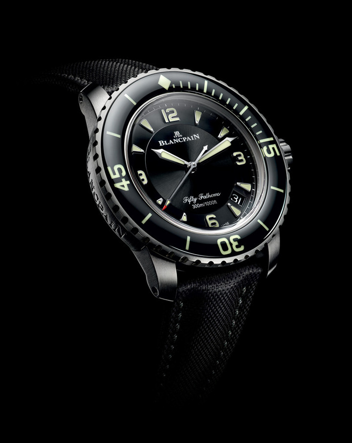 Fifty Fathoms Automatic en titanio. Desde 2007, el Fifty Fathoms ha estado mostrando una fecha entre las 5 y las 7 en punto, sin afectar su aspecto histórico. Esta versión está destinada a usuarios diarios, no solo a buceadores.