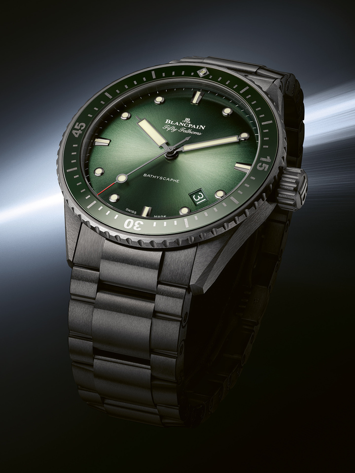  Los nuevos modelos Bathyscaphe destacan por su versatilidad todoterreno y se basan en la cerámica de alta tecnología, que enriquece la colección con esferas vibrantes y luminosas. Una esfera de color verde intenso aporta energía al primer reloj de tres agujas y fecha, mientras que el segundo modelo y el cronógrafo flyback se presentan en un azul radiante, inspirado en la luz del sol que penetra en las profundidades del océano.