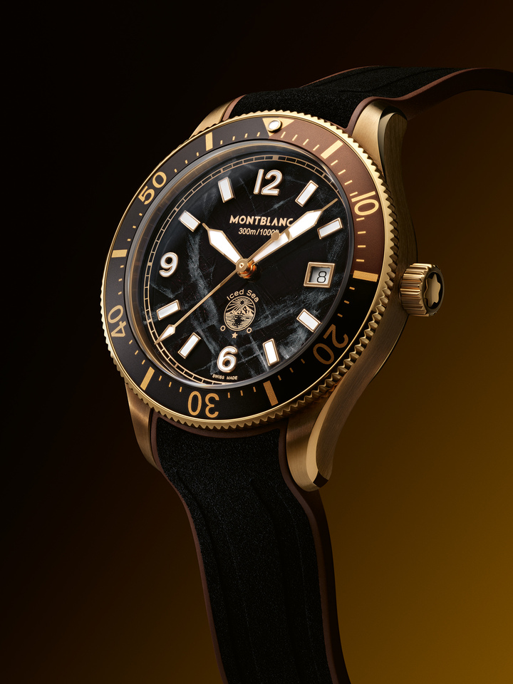 La colección Montblanc Iced Sea Automatic Date continúa creciendo con dos nuevas ediciones que se inspiran en los tonos cálidos del sol poniente al caer sobre este paisaje glacial.