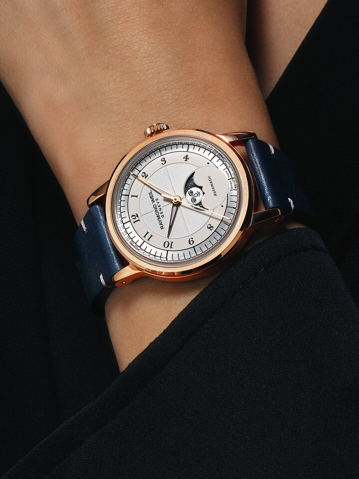 El Millesime Moon Phase está equipado con el movimiento automático RW4280 con 38 horas de reserva de marcha.